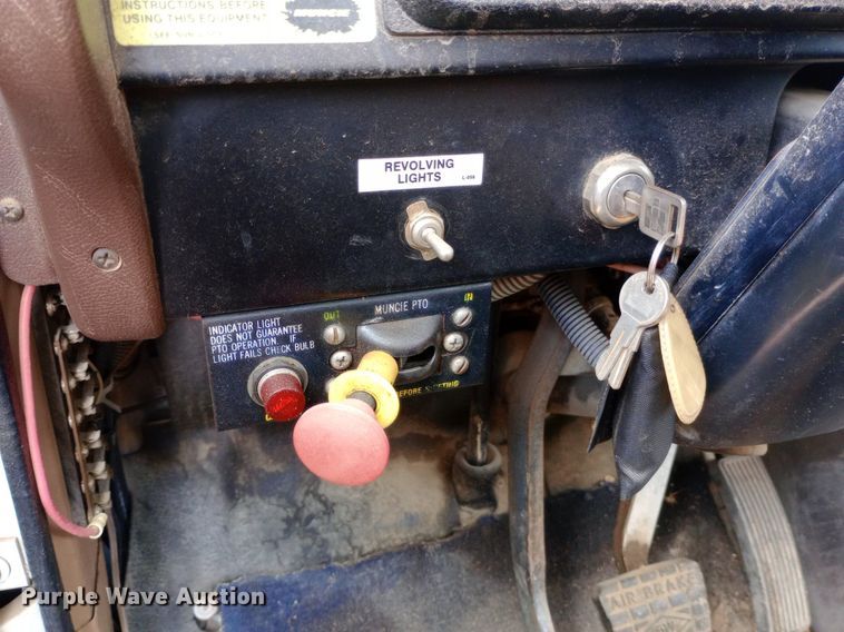 image for item NY9509 1985 International F1954 vacuum truck