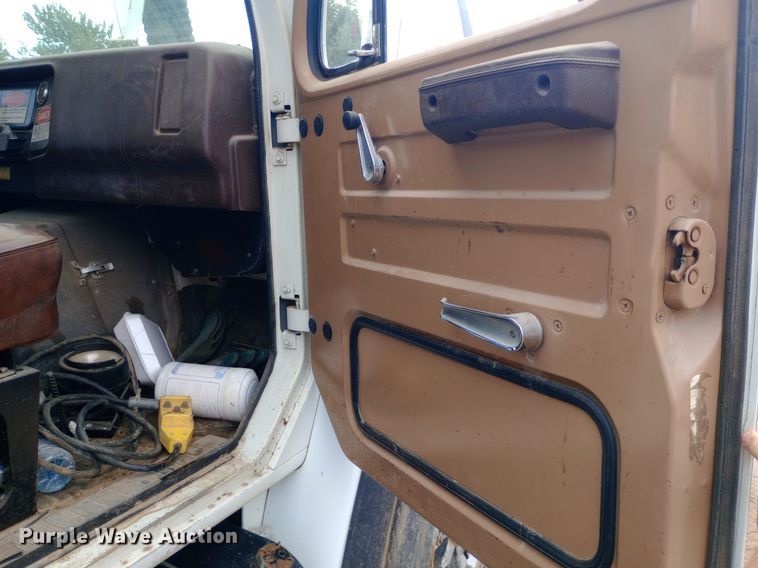 image for item NY9509 1985 International F1954 vacuum truck