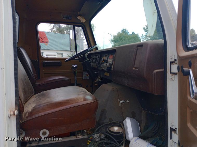 image for item NY9509 1985 International F1954 vacuum truck