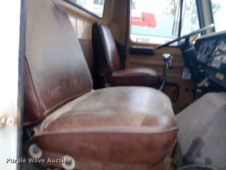 image for item NY9509 1985 International F1954 vacuum truck