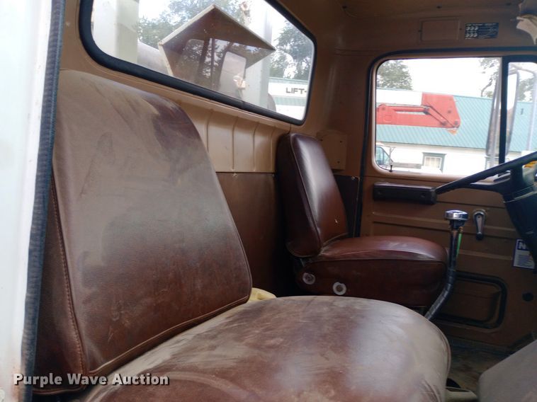 image for item NY9509 1985 International F1954 vacuum truck