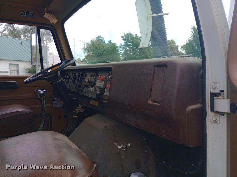 image for item NY9509 1985 International F1954 vacuum truck