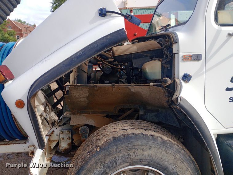 image for item NY9509 1985 International F1954 vacuum truck