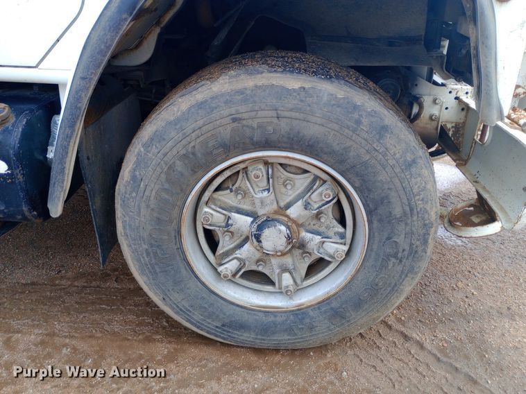 image for item NY9509 1985 International F1954 vacuum truck