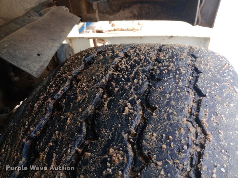 image for item NY9509 1985 International F1954 vacuum truck