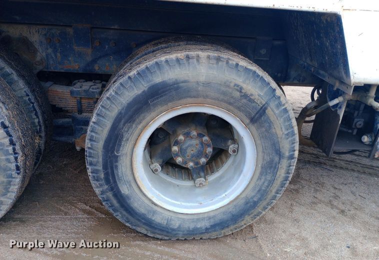 image for item NY9509 1985 International F1954 vacuum truck