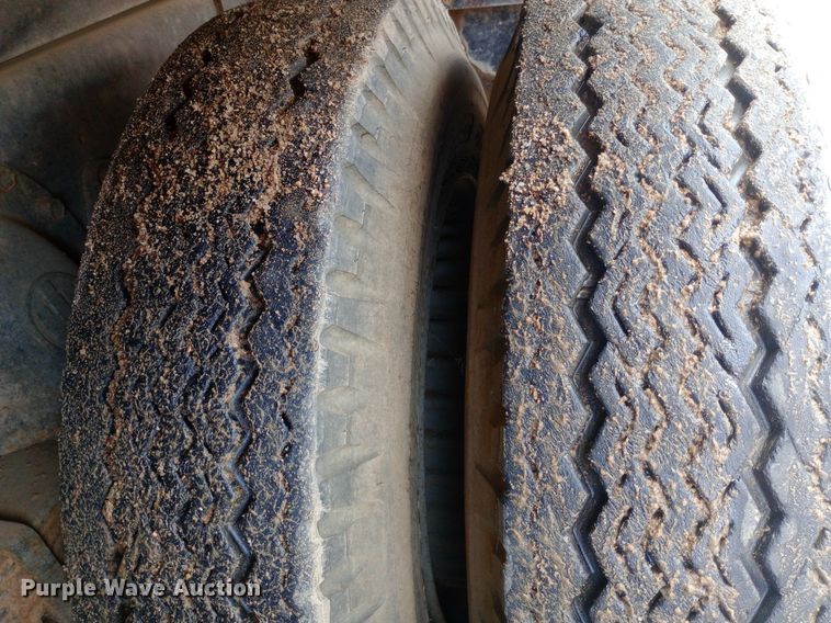 image for item NY9509 1985 International F1954 vacuum truck