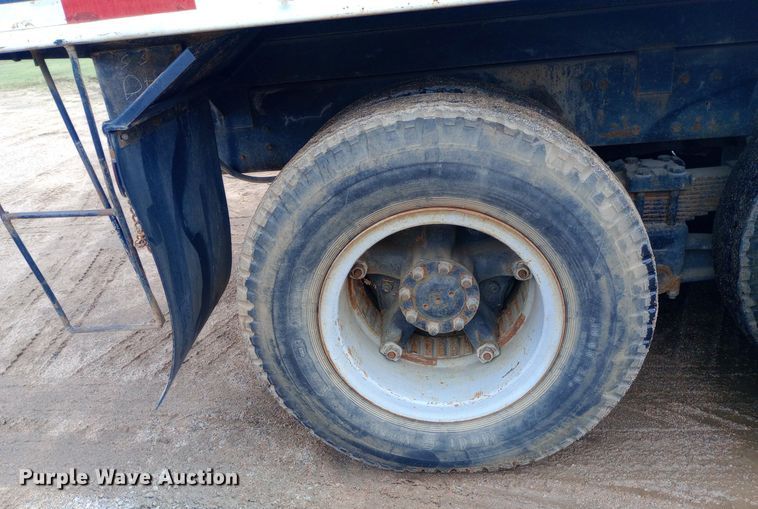 image for item NY9509 1985 International F1954 vacuum truck