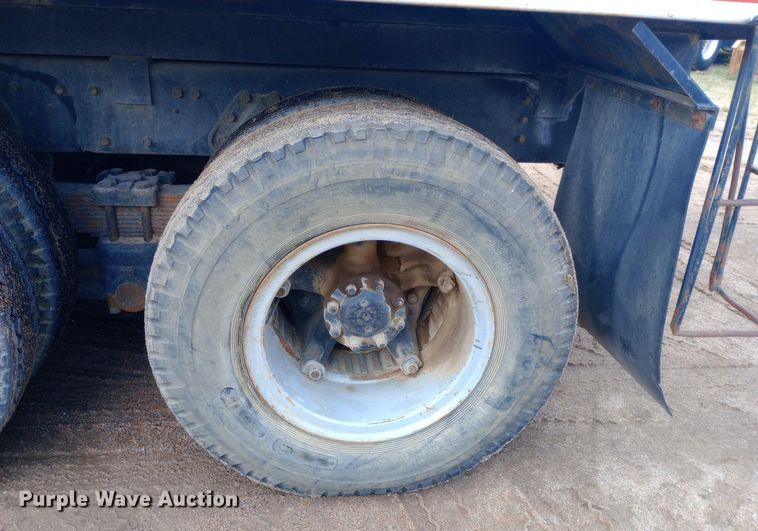 image for item NY9509 1985 International F1954 vacuum truck