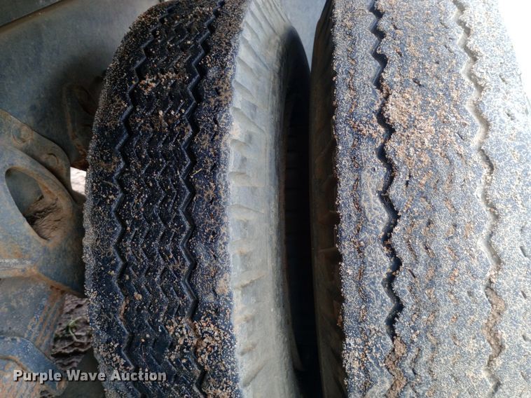 image for item NY9509 1985 International F1954 vacuum truck