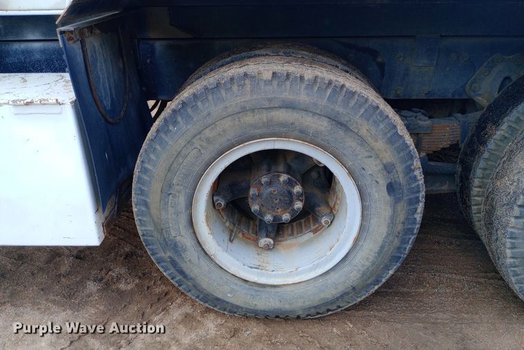 image for item NY9509 1985 International F1954 vacuum truck