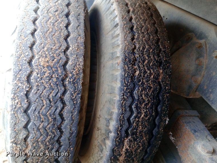 image for item NY9509 1985 International F1954 vacuum truck