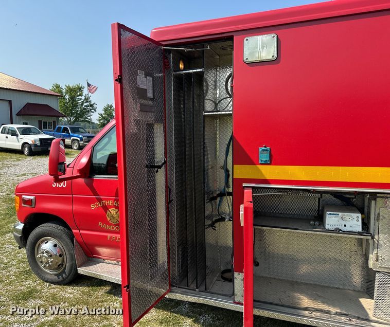 image for item OF9985 2006 Ford  E450 Super Duty ambulance