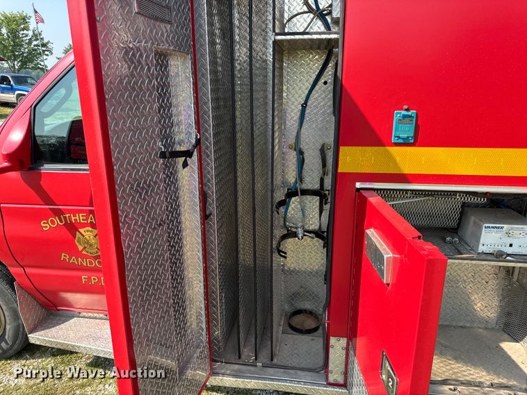 image for item OF9985 2006 Ford  E450 Super Duty ambulance