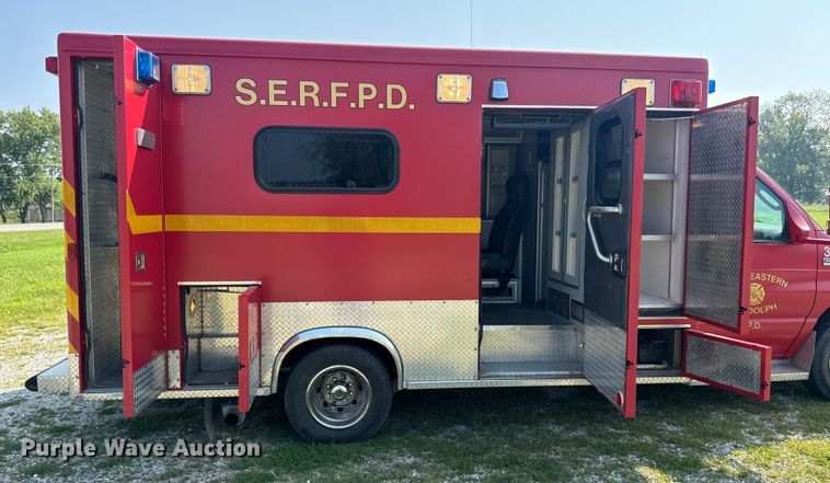 image for item OF9985 2006 Ford  E450 Super Duty ambulance