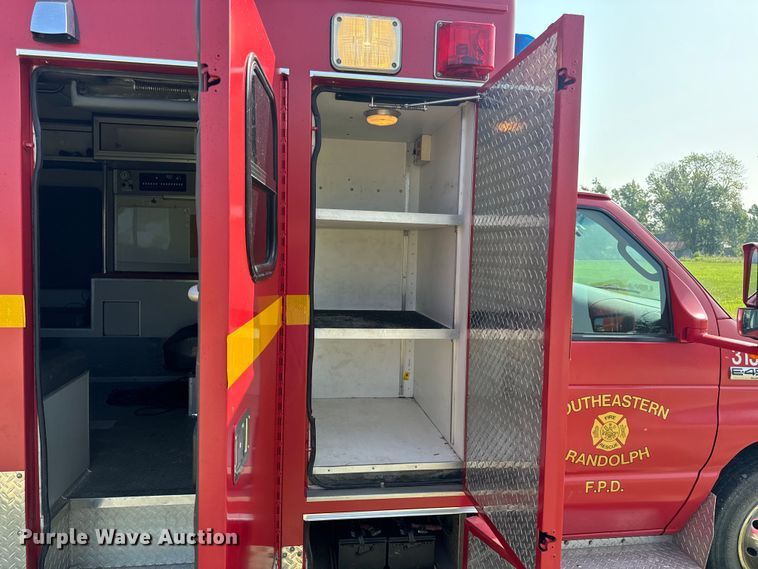 image for item OF9985 2006 Ford  E450 Super Duty ambulance