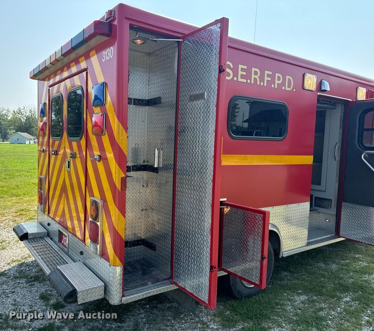 image for item OF9985 2006 Ford  E450 Super Duty ambulance