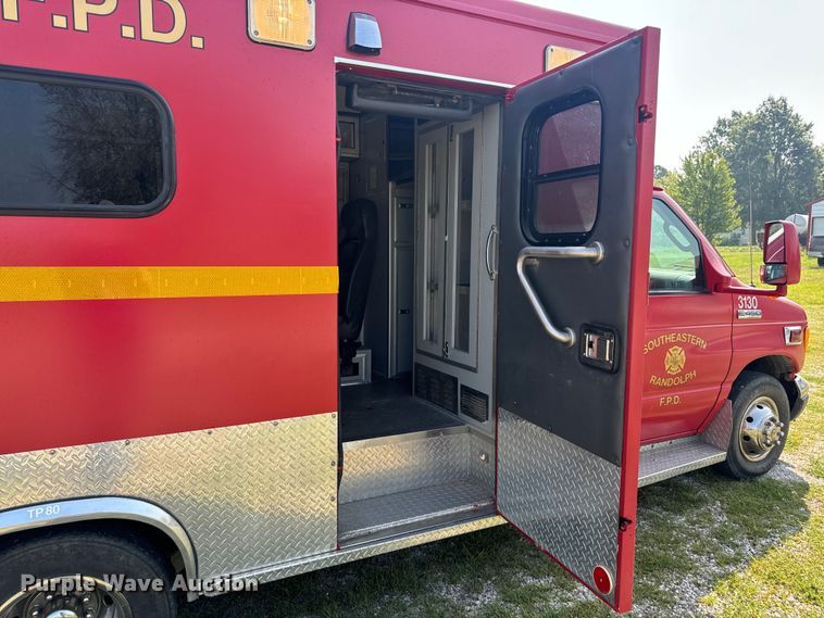 image for item OF9985 2006 Ford  E450 Super Duty ambulance