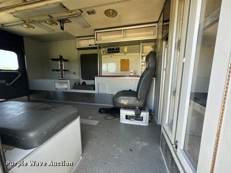 image for item OF9985 2006 Ford  E450 Super Duty ambulance