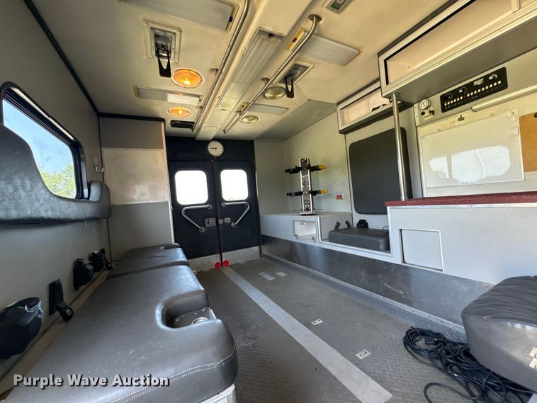 image for item OF9985 2006 Ford  E450 Super Duty ambulance