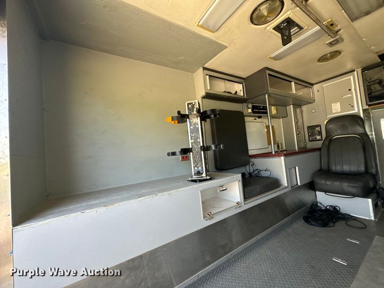 image for item OF9985 2006 Ford  E450 Super Duty ambulance