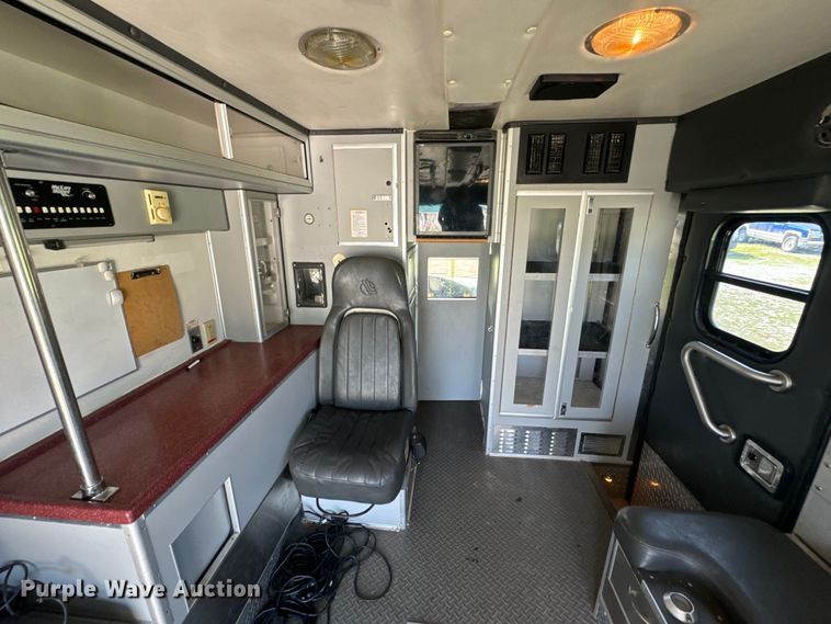 image for item OF9985 2006 Ford  E450 Super Duty ambulance