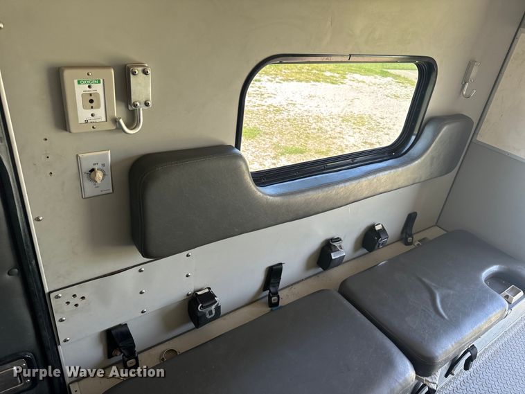 image for item OF9985 2006 Ford  E450 Super Duty ambulance