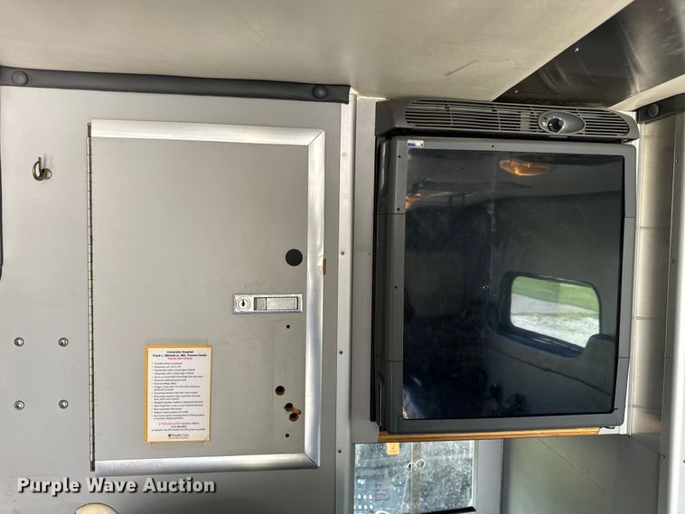 image for item OF9985 2006 Ford  E450 Super Duty ambulance