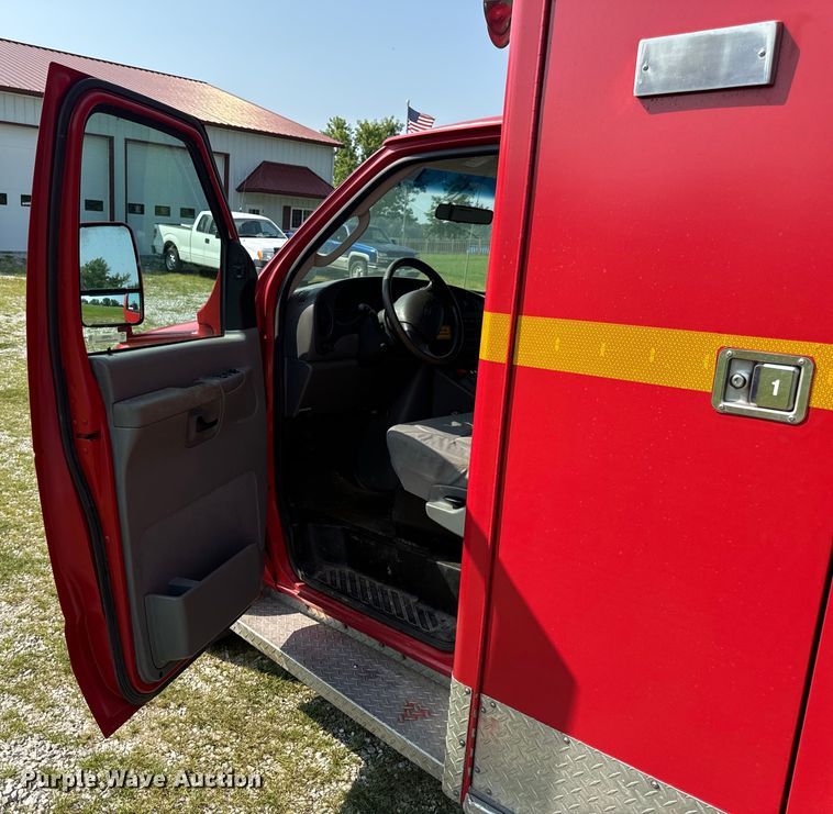 image for item OF9985 2006 Ford  E450 Super Duty ambulance
