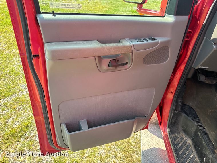 image for item OF9985 2006 Ford  E450 Super Duty ambulance