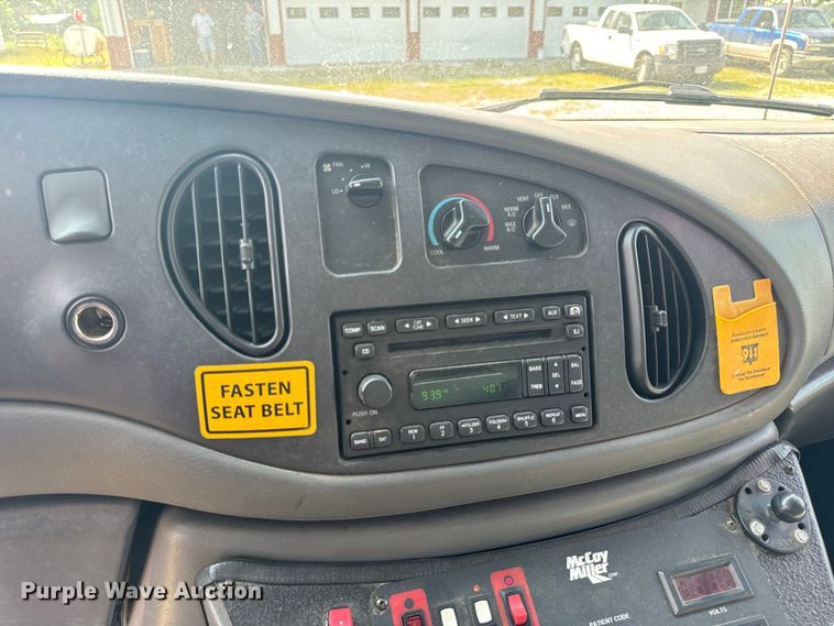 image for item OF9985 2006 Ford  E450 Super Duty ambulance