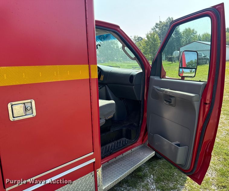 image for item OF9985 2006 Ford  E450 Super Duty ambulance