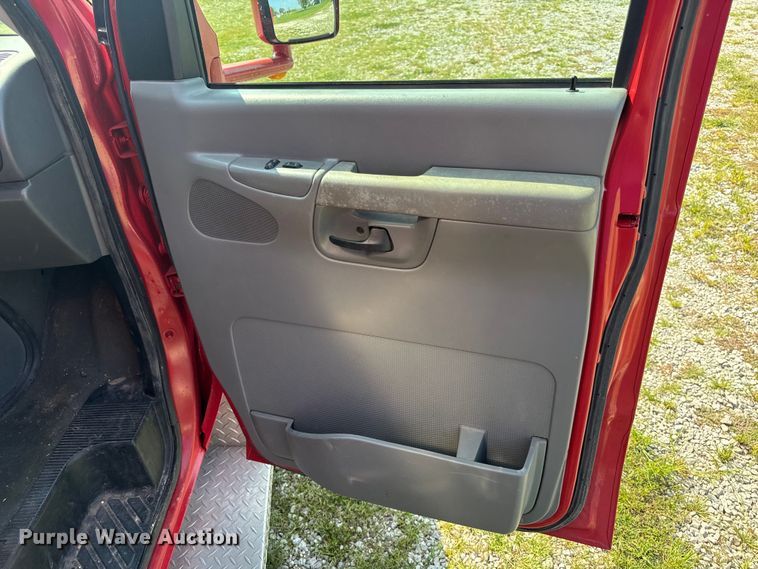 image for item OF9985 2006 Ford  E450 Super Duty ambulance