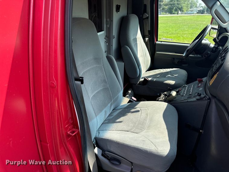 image for item OF9985 2006 Ford  E450 Super Duty ambulance