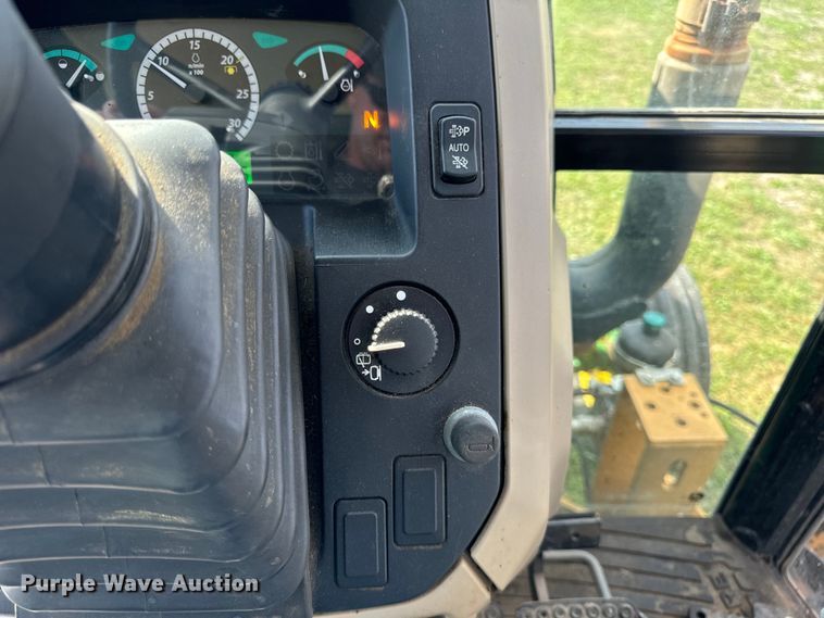 image for item OG9648 2014 John Deere  6105D tractor