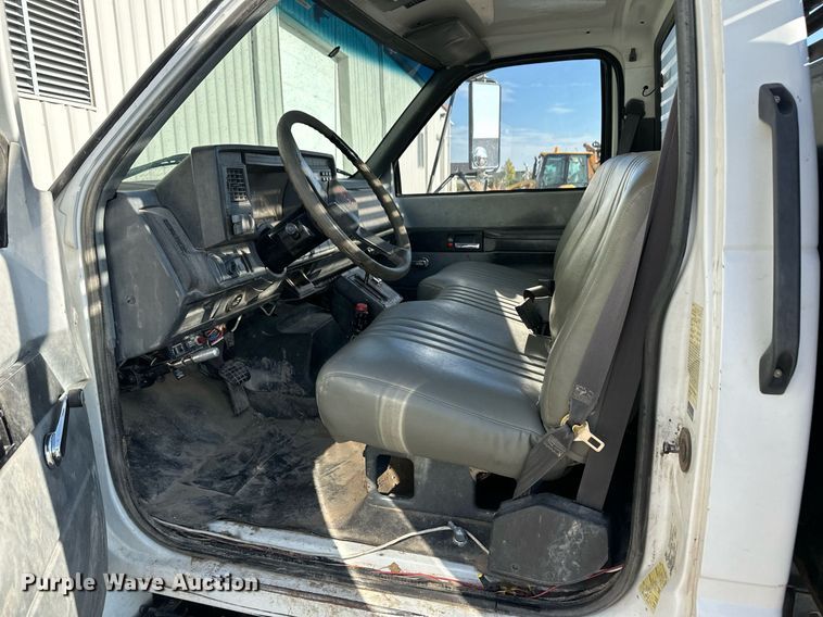 image for item OM9648 2000 GMC C6500 dump flatbed truck