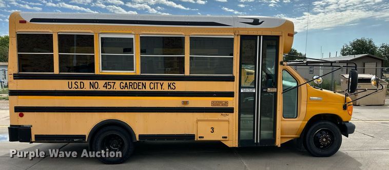 image for item OM9650 2006 Ford F450 Super Duty school bus