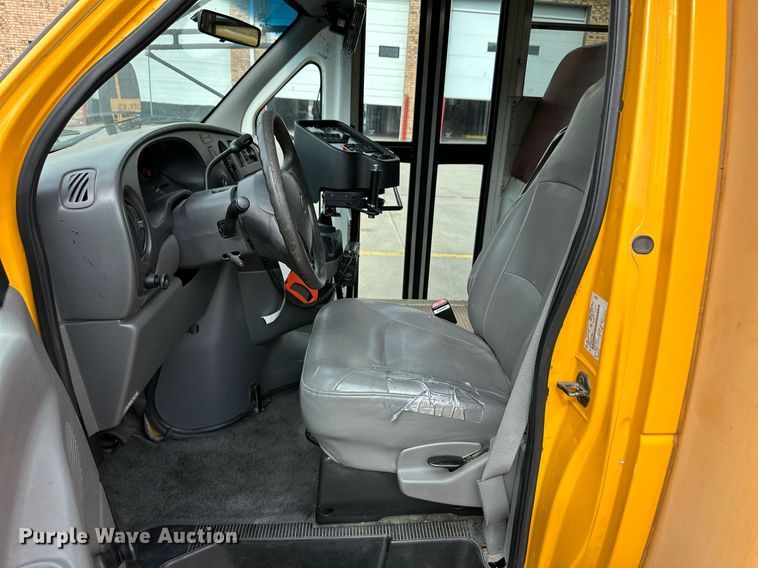 image for item OM9650 2006 Ford F450 Super Duty school bus