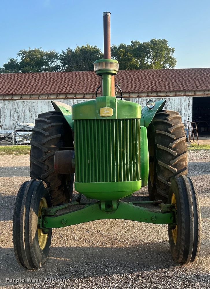image for item DO6685 1958 John Deere 820 tractor