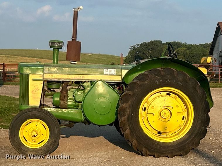 image for item DO6685 1958 John Deere 820 tractor