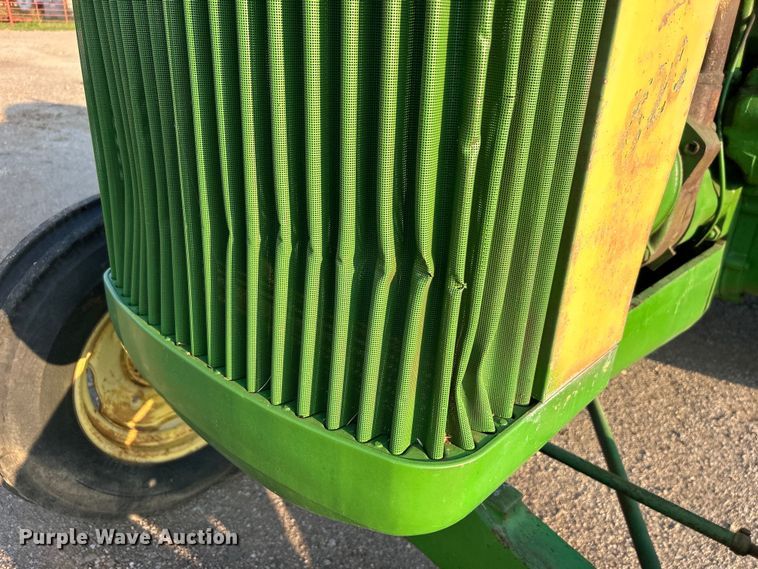 image for item DO6685 1958 John Deere 820 tractor