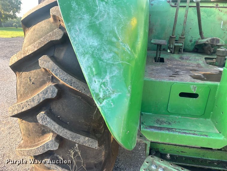 image for item DO6685 1958 John Deere 820 tractor