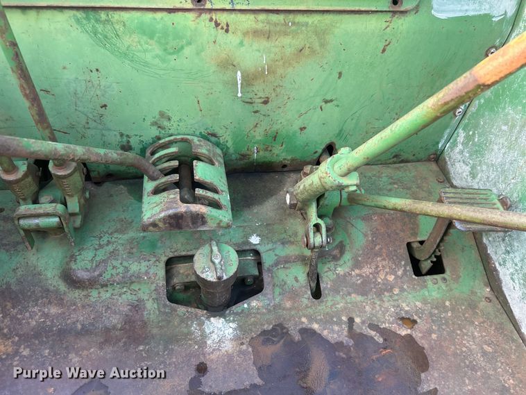 image for item DO6685 1958 John Deere 820 tractor