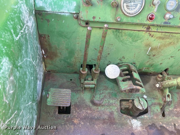 image for item DO6685 1958 John Deere 820 tractor