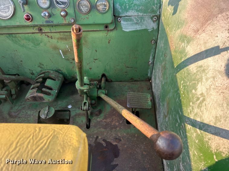 image for item DO6685 1958 John Deere 820 tractor