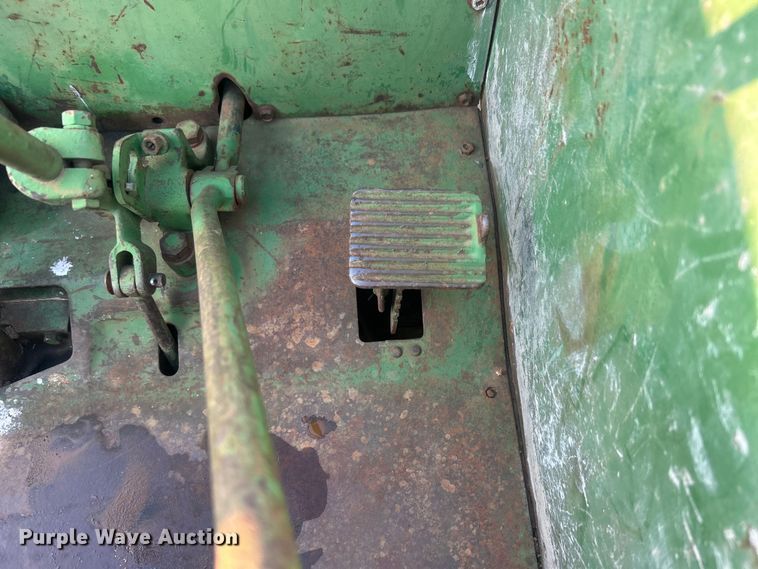 image for item DO6685 1958 John Deere 820 tractor