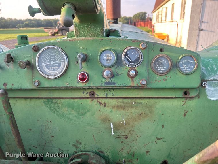 image for item DO6685 1958 John Deere 820 tractor