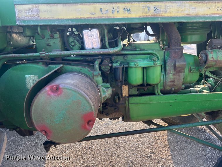 image for item DO6685 1958 John Deere 820 tractor