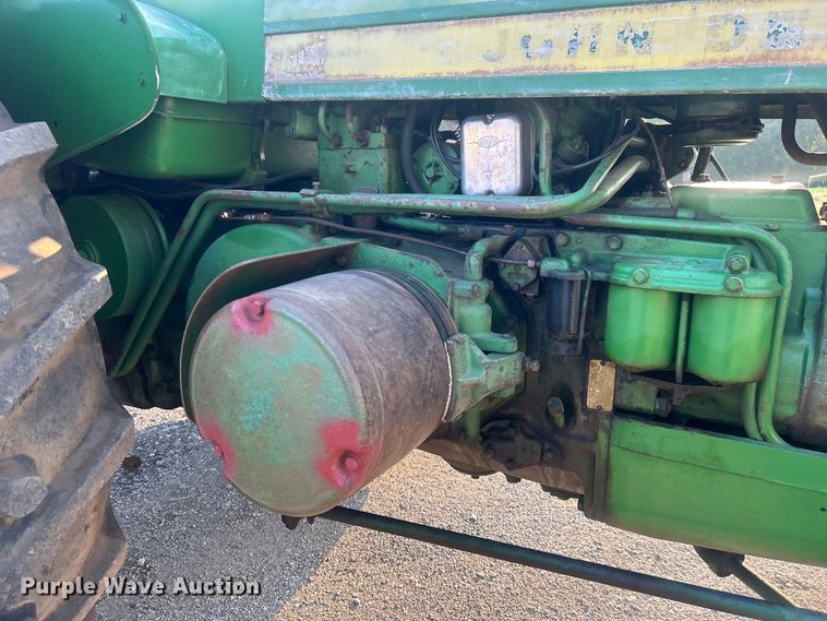 image for item DO6685 1958 John Deere 820 tractor