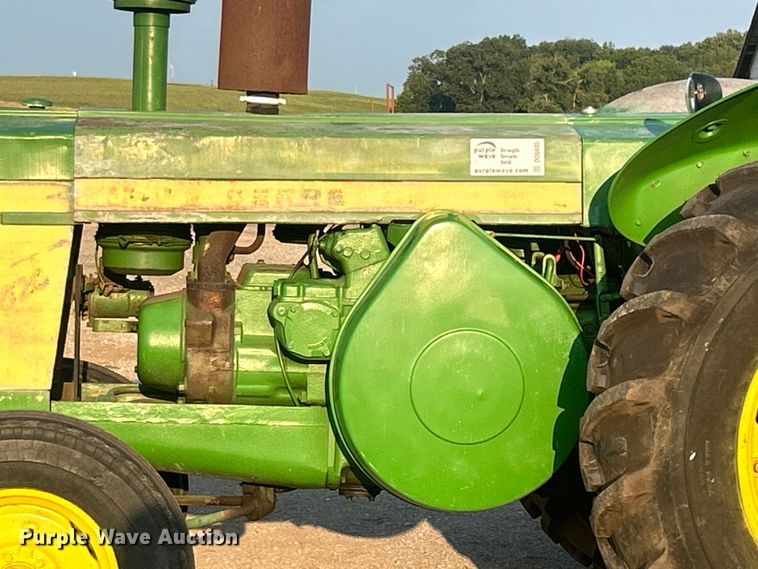 image for item DO6685 1958 John Deere 820 tractor